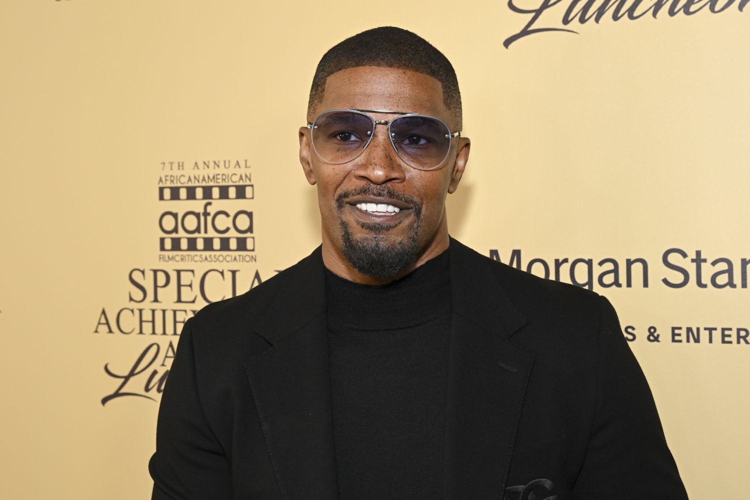 Jamie Foxx posant pour une photo lors des AAFCA Special Achievement Awards Luncheon