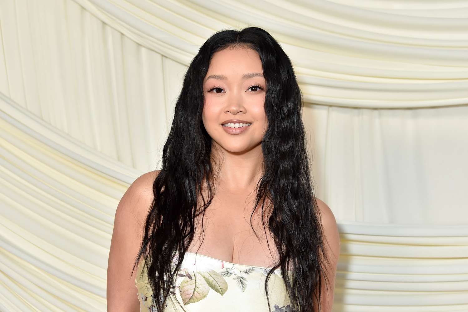 Lana Condor posant pour une photo lors d'une soirée de lancement