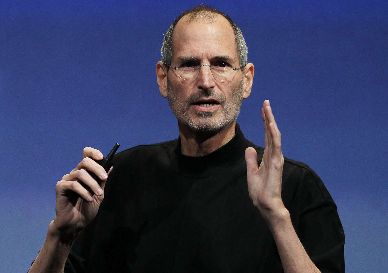 Steve Jobs posant pour une photo lors d'un événement spécial d'Apple en 2010