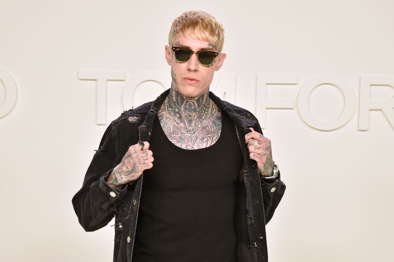 Trace Cyrus posant pour une photo lors du Tom Ford AW/20 Fashion Show