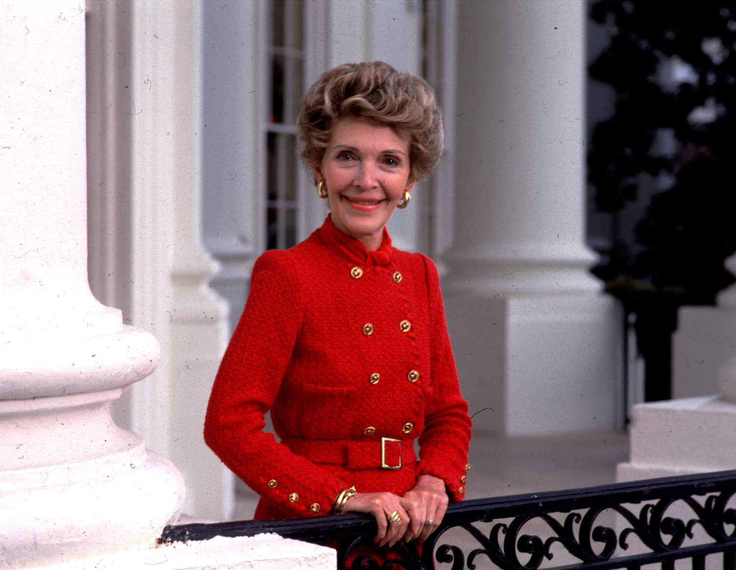 Nancy Reagan posant à la Maison Blanche