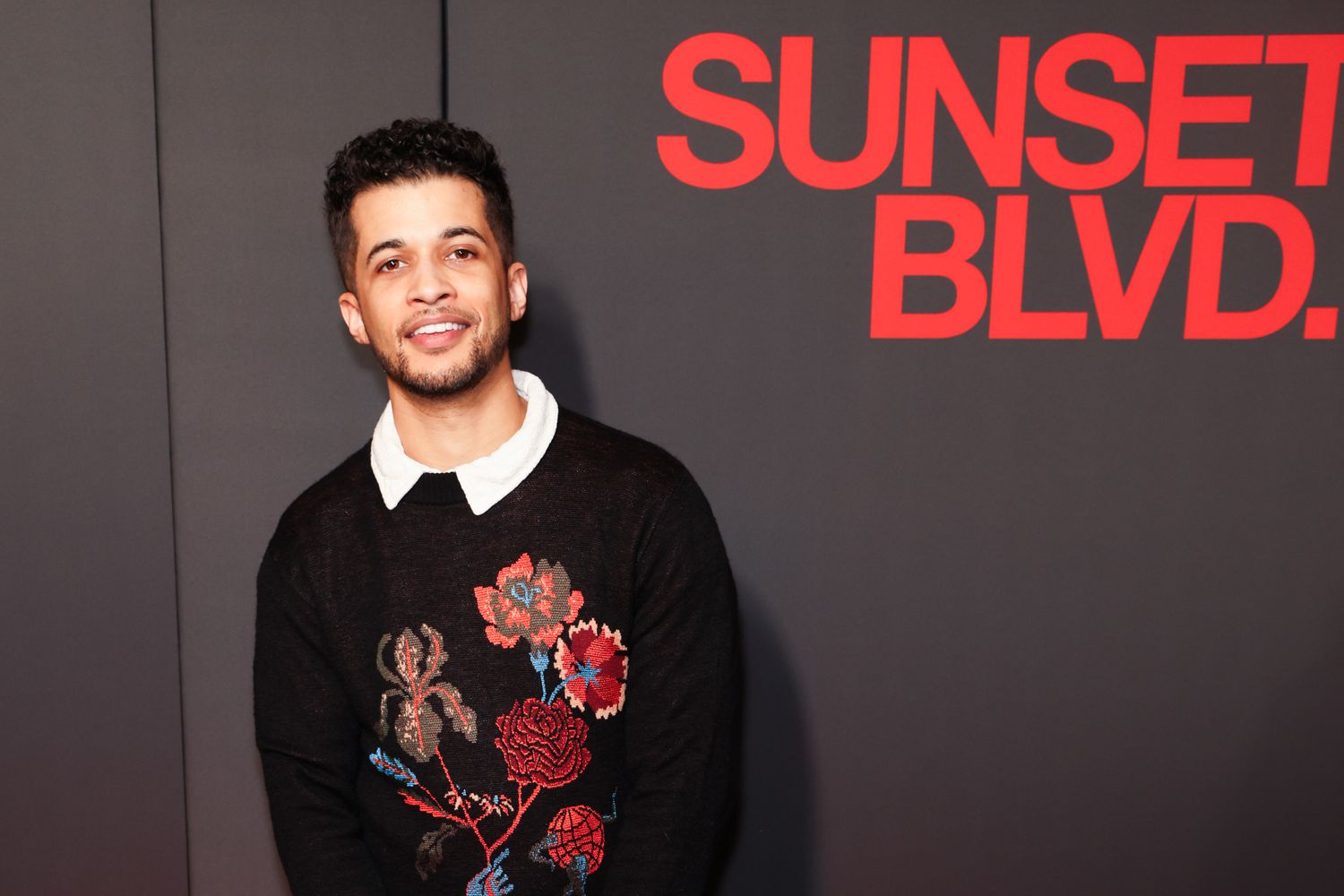Jordan Fisher posant pour une photo lors de la première de 
