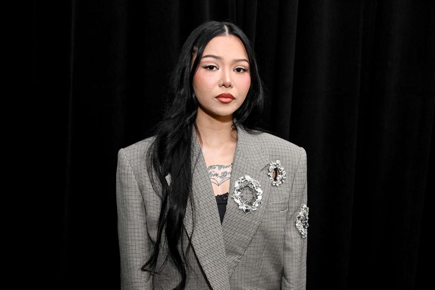 Bella Poarch posant pour une photo lors d'Area RTW Printemps 2025