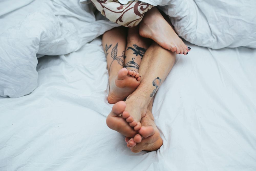 jambes de couple au lit