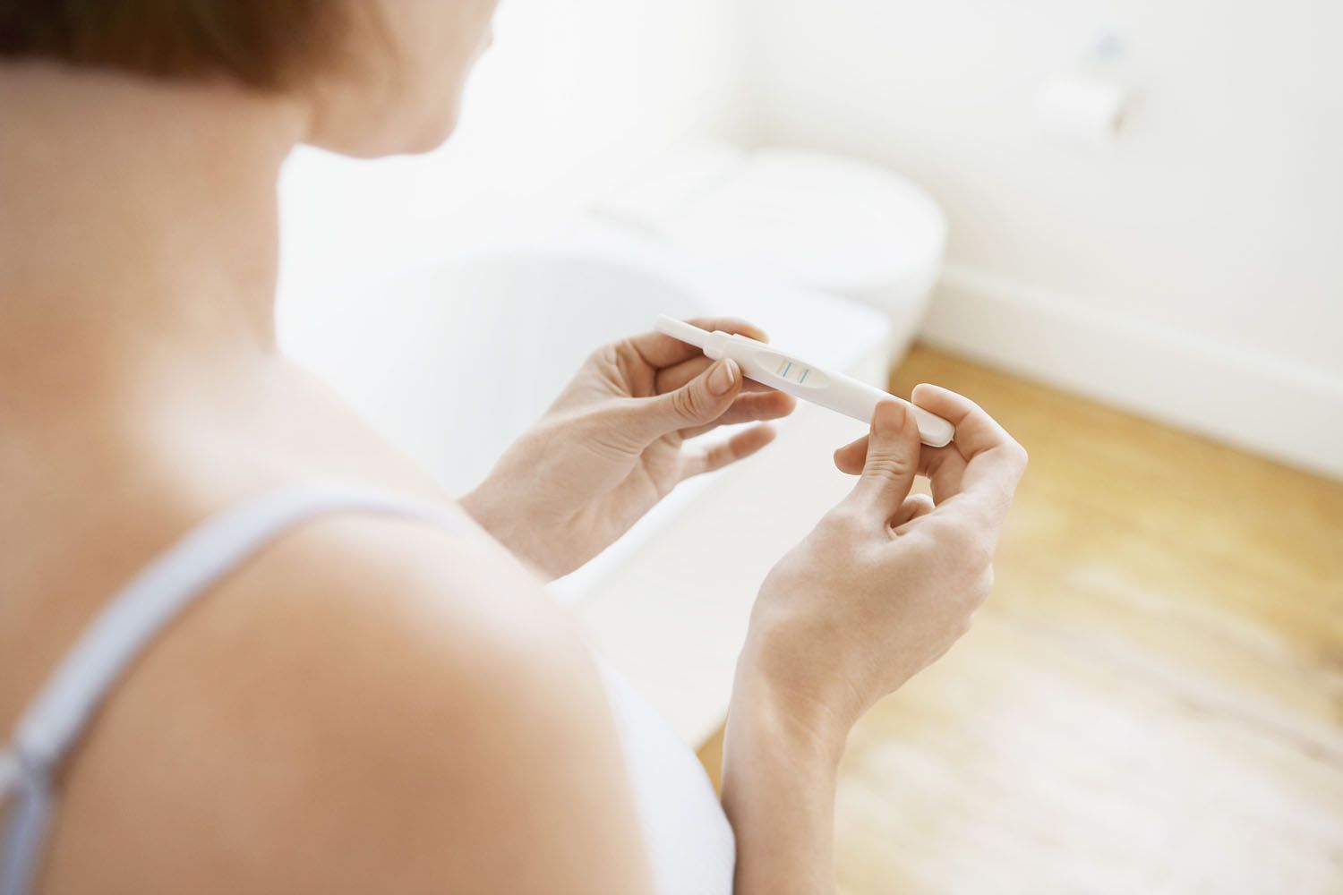 Femme vérifiant un kit de test de grossesse